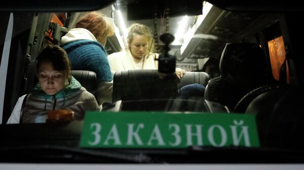 Беженцы из Украины в автобусе в пункте временного размещения на территории автоспортивного комплекса Вираж в Белгороде