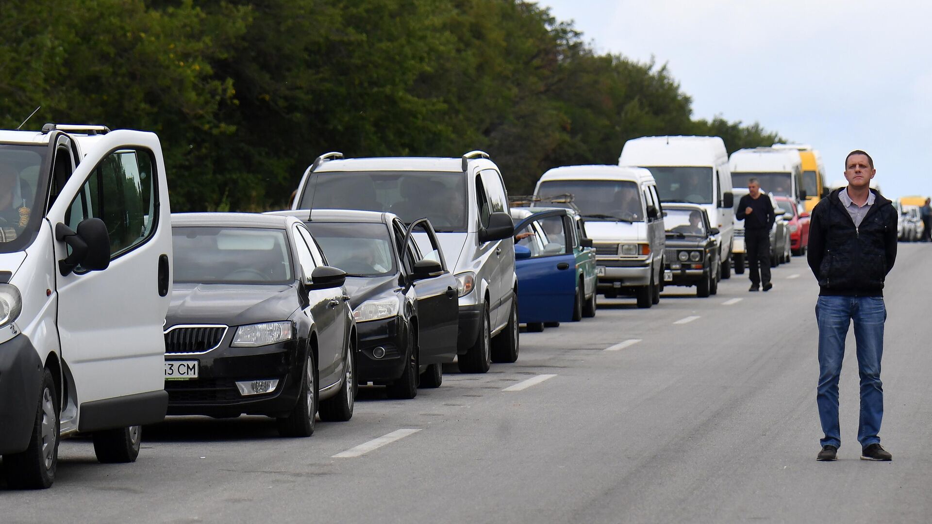 Автомобили в очереди у контрольно-пропускного пункта Васильевка в Запорожской области - РИА Новости, 1920, 03.10.2022