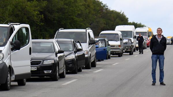 Автомобили в очереди у контрольно-пропускного пункта Васильевка в Запорожской области