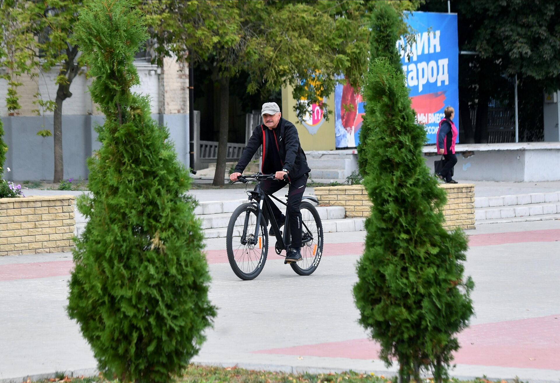 Мужчина едет на велосипеде по одной из улиц в городе Васильевка Запорожской области - РИА Новости, 1920, 27.09.2022