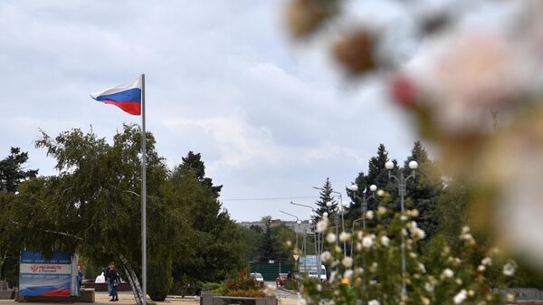 Российский флаг в парке города Васильевка Запорожской области