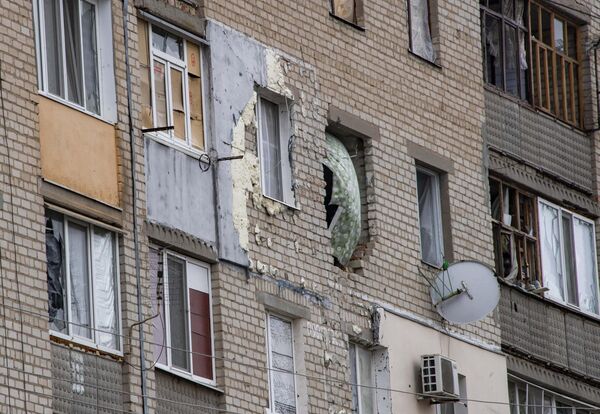 Поврежденный в результате обстрела ВСУ жилой многоквартирный дом в городе Васильевка Запорожской области