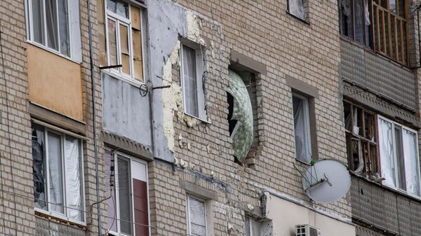 Поврежденный в результате обстрела ВСУ жилой многоквартирный дом в городе Васильевка Запорожской области