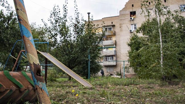 Поврежденный в результате обстрела ВСУ жилой многоквартирный дом в городе Васильевка Запорожской области