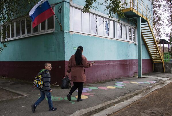 Выбитые в результате обстрела ВСУ стекла в детском саду в городе Васильевка Запорожской области.