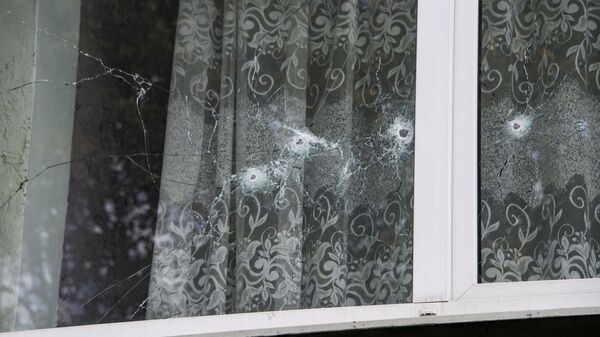 Поврежденные в результате обстрела ВСУ стекла в детском саду