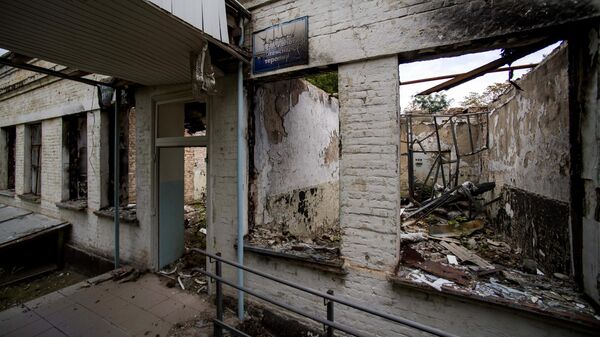 Частично разрушенный в результате обстрела ВСУ один из корпусов Васильевской центральной городской больницы в городе Васильевка Запорожской области