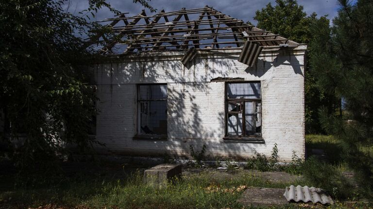 Частично разрушенный в результате обстрела ВСУ один из корпусов Васильевской центральной городской больницы в городе Васильевка Запорожской области