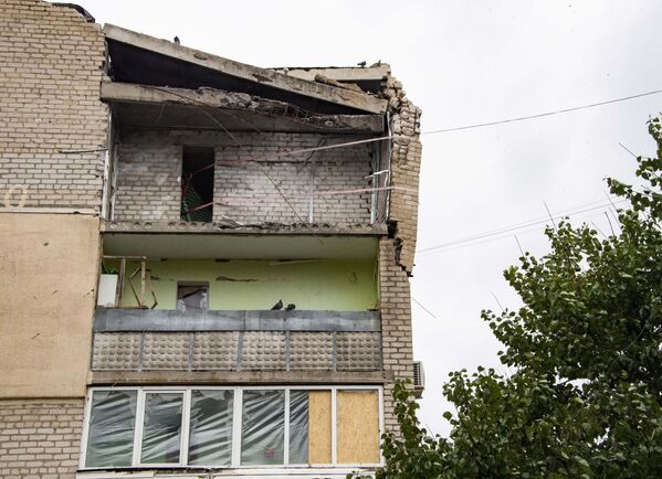 Поврежденное в результате обстрела ВСУ жилое здание в городе Васильевка Запорожской области