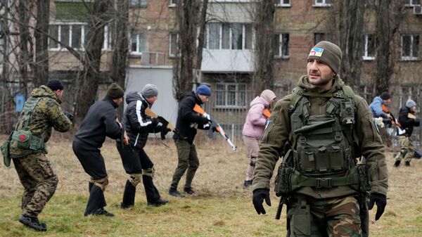 Военный инструктор во время занятий в Киеве. Архивное фото