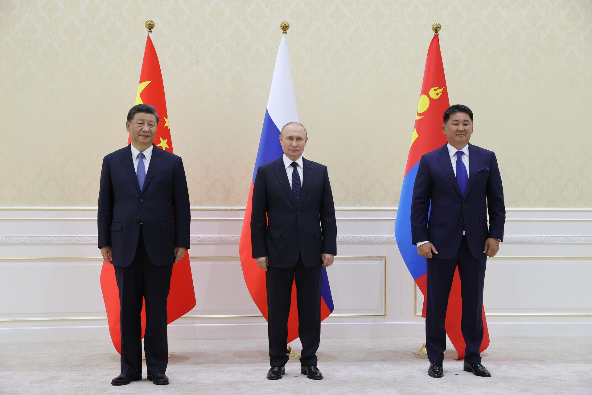 Ο Ρώσος Πρόεδρος Βλαντιμίρ Πούτιν, ο Κινέζος Πρόεδρος Xi Jinping και ο Μογγολικός Πρόεδρος Ukhnaagiin Khurelsukh κατά τη διάρκεια τριμερούς συνάντησης στο περιθώριο της συνόδου κορυφής SCO - RIA Novosti, 1920, 16/09/2022