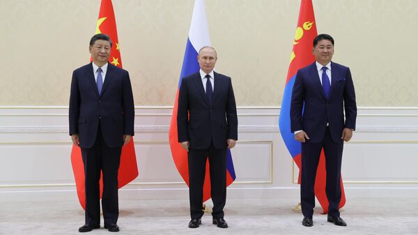 Президент РФ Владимир Путин, председатель КНР Си Цзиньпин и президент Монголии Ухнагийн Хурэлсух во время трехсторонней встречи на полях саммита ШОС