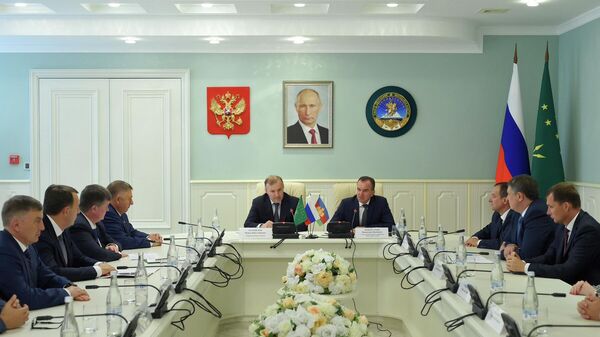 Глава Адыгеи Мурата Кумпилова и глава администрации Краснодарского края Вениамин Кондратьев во время совещания