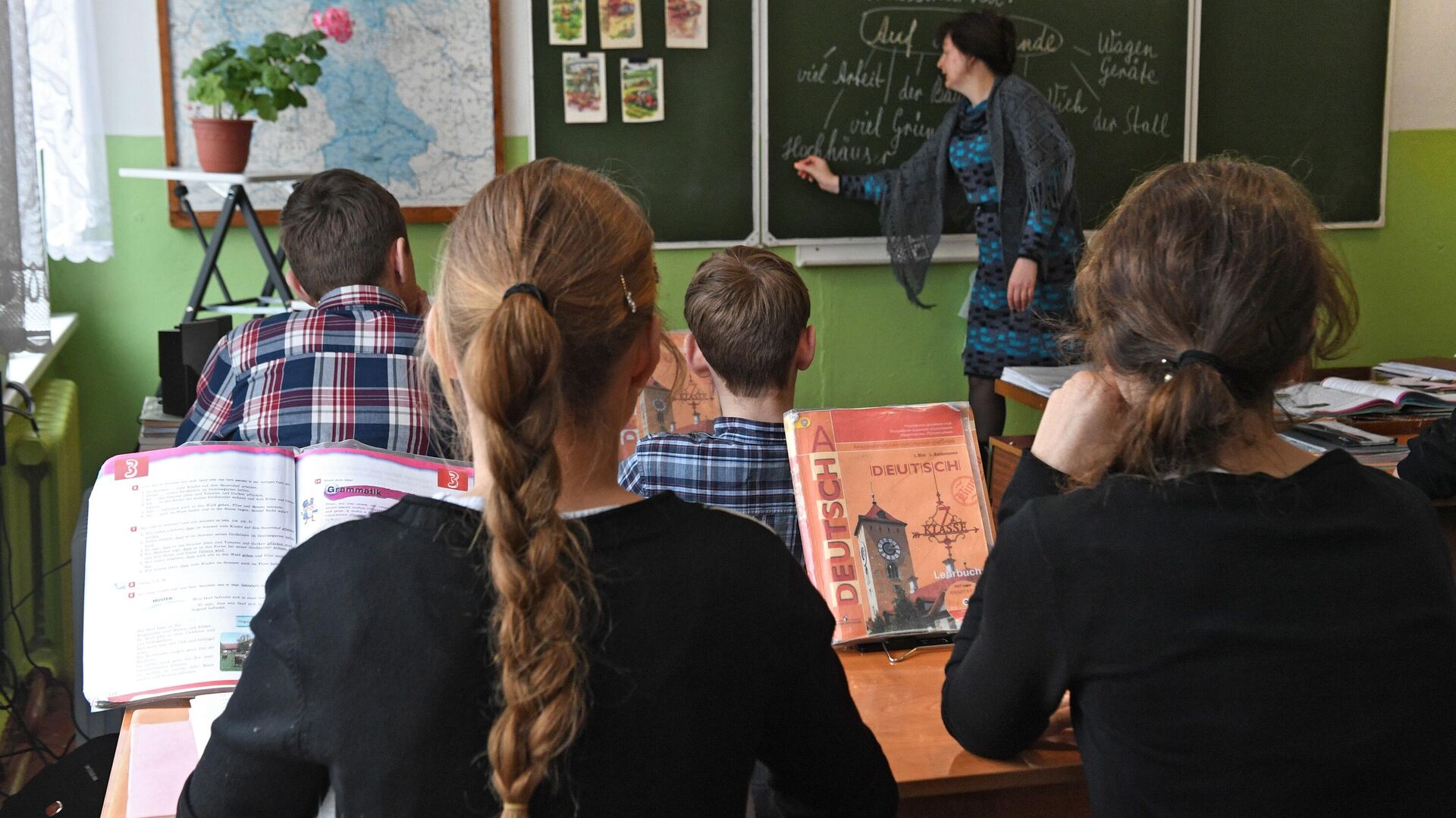 Ученики на уроке в школе - РИА Новости, 1920, 28.09.2022