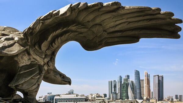Орел на часовой башне Киевского вокзала в Москве