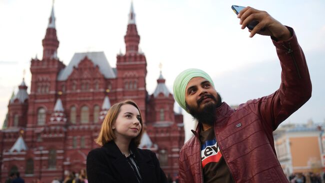 Иностранный турист на Красной площади в Москве