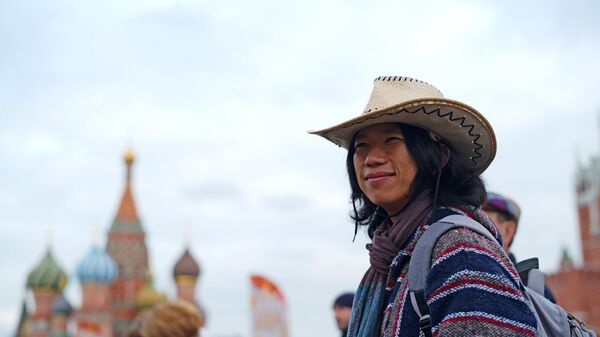 Иностранный турист на закрытии фестиваля Золотая осень на Красной площади
