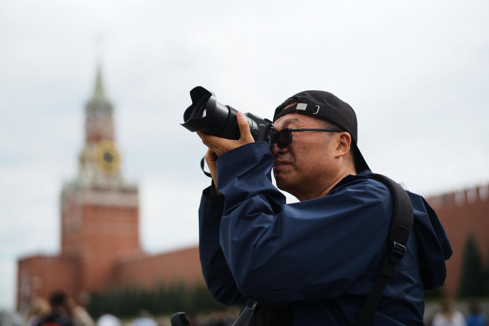 Мужчина фотографирует достопримечательности на Красной площади в Москве - РИА Новости, 1920, 31.07.2023