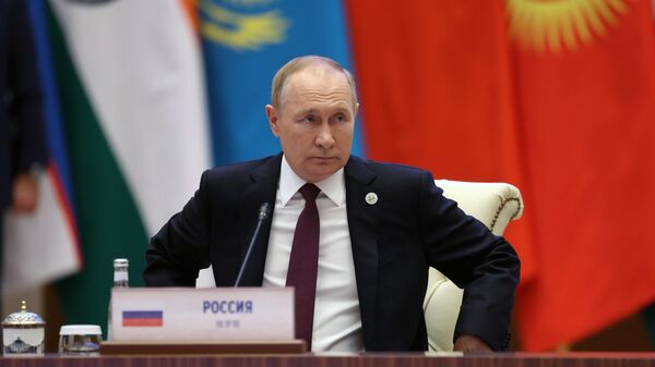 Президент России Владимир Путин перед началом заседания в узком составе глав стран, участниц Шанхайской организации сотрудничества (ШОС), в Самарканде