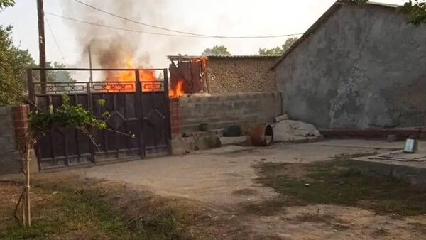 Пожар в частном доме, поврежденном в результате обстрелов со стороны таджикских военных