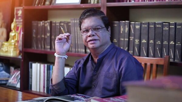 Министр транспорта Шри-Ланки Бандула Гунавардана. Стоп-кадр видео
