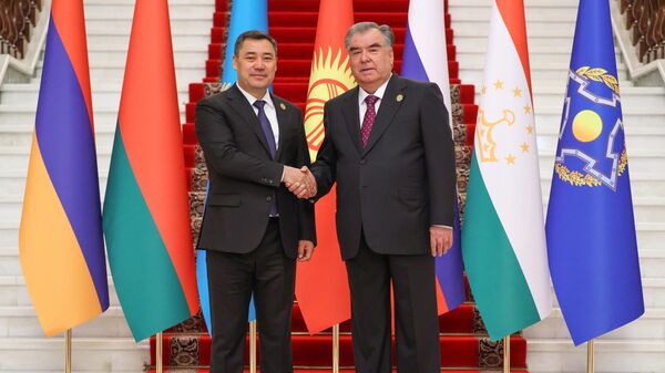 Президент Киргизии Садыр Жапаров и президент Таджикистана Эмомали Рахмон перед началом заседания Совета коллективной безопасности ОДКБ в Душанбе