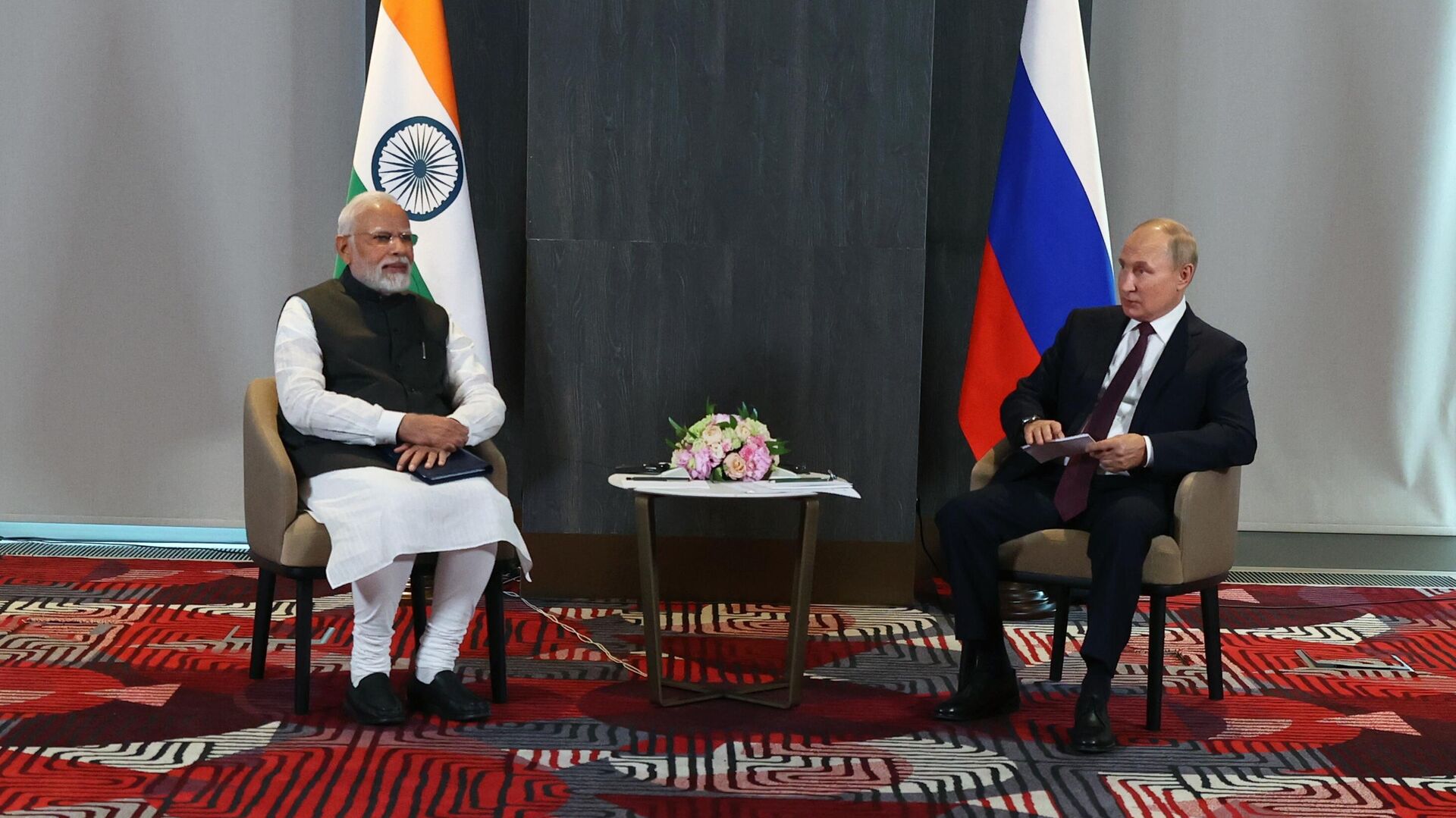 Президент РФ Владимир Путин и премьер-министр Индии Нарендра Моди во время встречи на полях саммита ШОС - РИА Новости, 1920, 16.09.2022