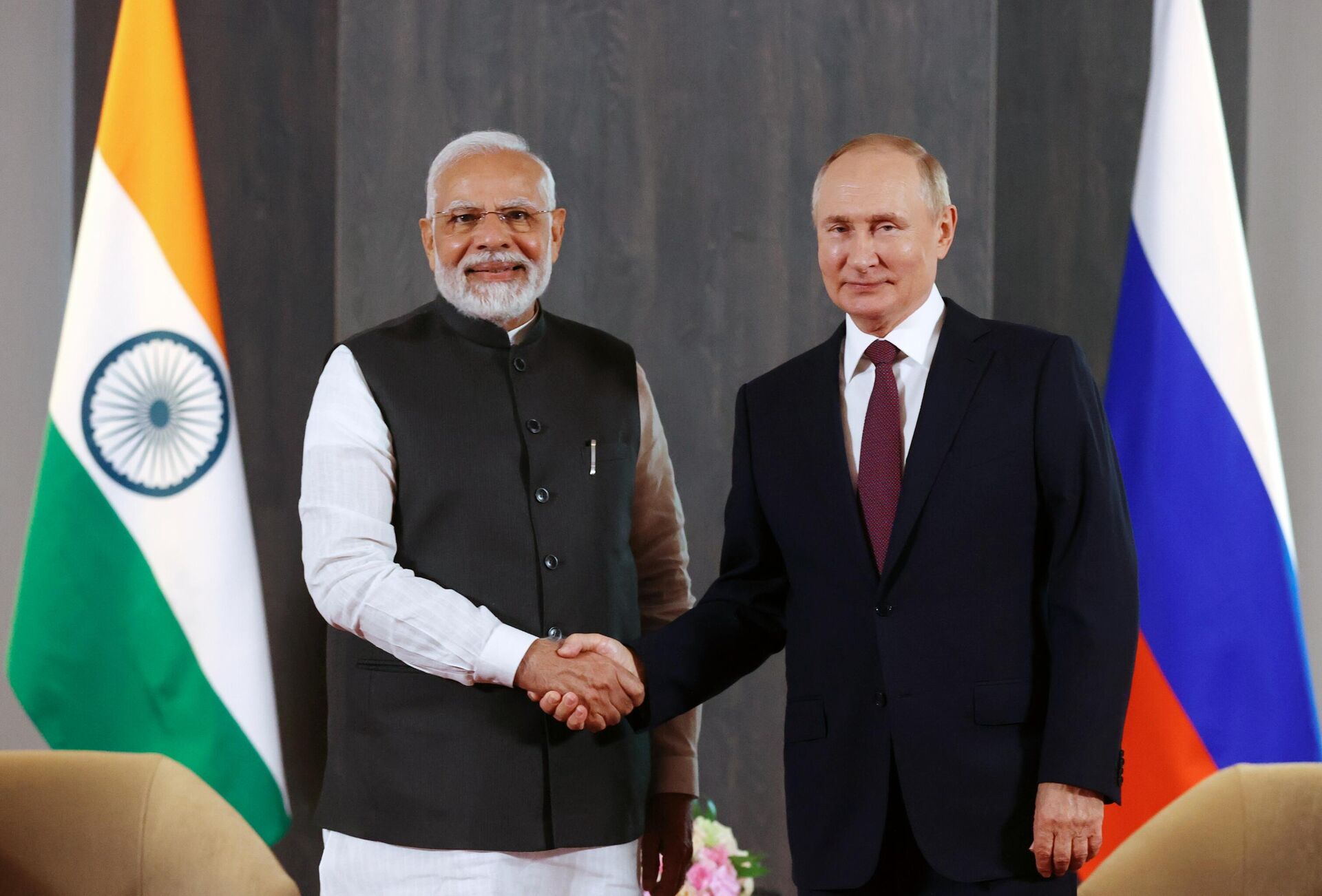 Президент РФ Владимир Путин и премьер-министр Индии Нарендра Моди во время встречи на полях саммита ШОС - РИА Новости, 1920, 05.06.2023