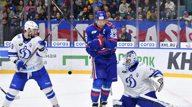 Игрок СКА Дмитрий Яшкин (в центре) и игроки Динамо Артём Волков (слева), Илья Коновалов