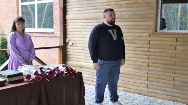 Депутат Рады приехал на праздник в Сумской области в свитере с буквой V
