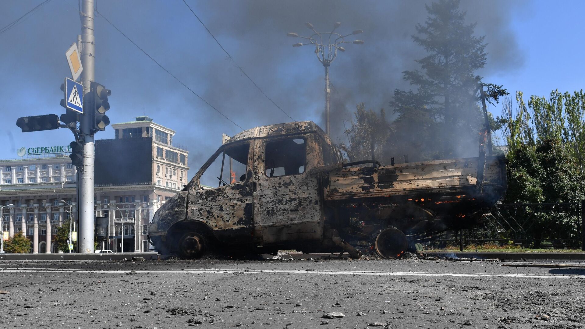 Сгоревший автомобиль в результате обстрела центральной части города Донецка со стороны вооруженных сил Украины - РИА Новости, 1920, 17.09.2022