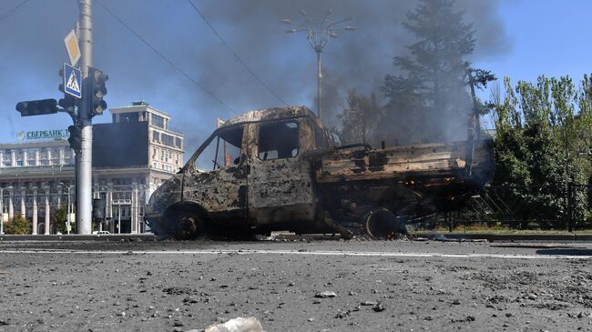 Сгоревший автомобиль в результате обстрела Донецка со стороны вооруженных сил Украины