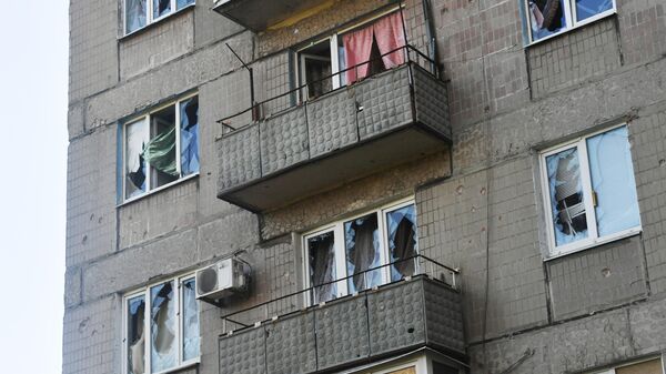 Выбитые стекла жилого дома в результате обстрела города Донецка со стороны вооруженных сил Украины