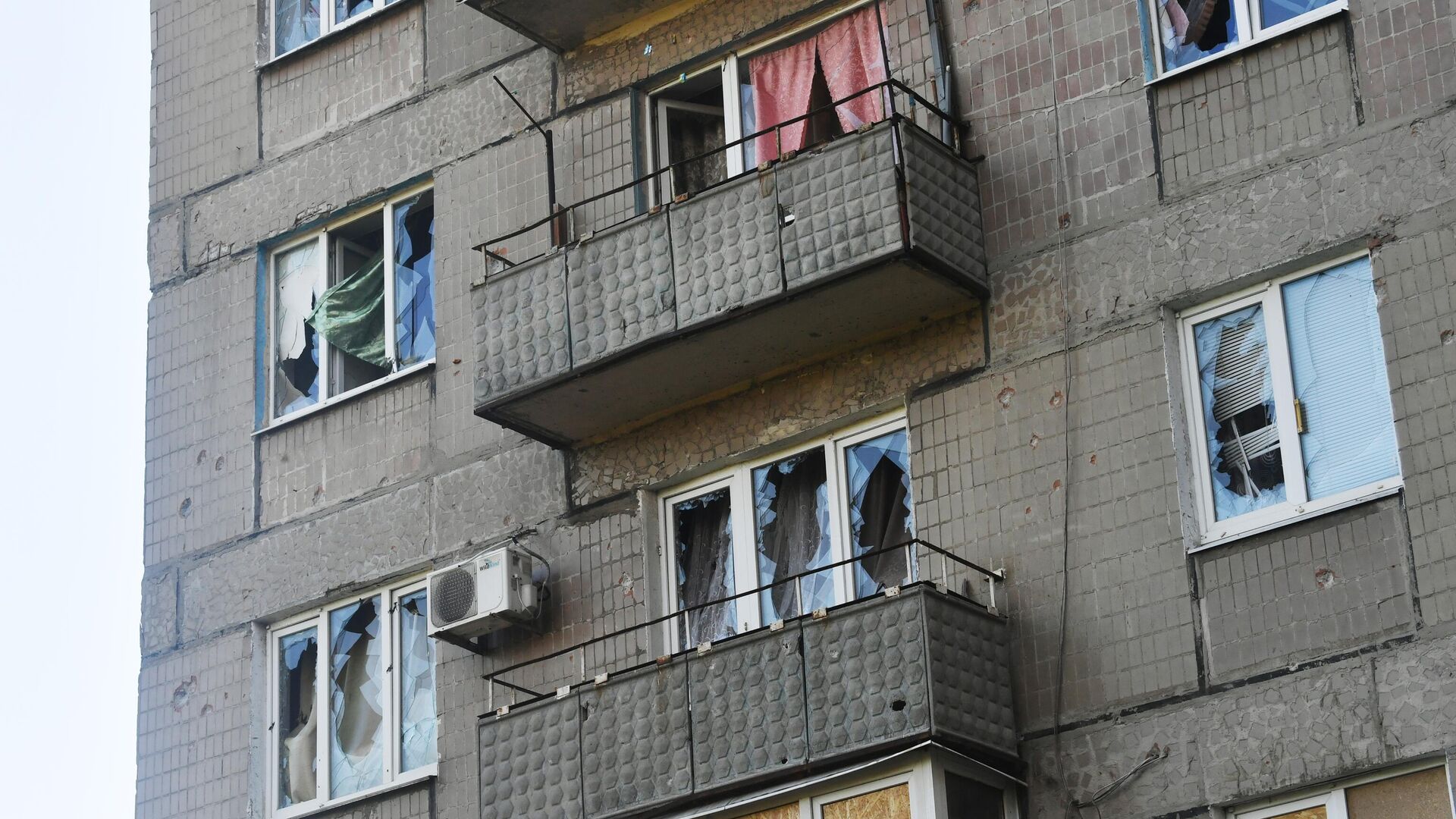 Выбитые стекла жилого дома в результате обстрела Донецка со стороны вооруженных сил Украины - РИА Новости, 1920, 19.09.2022