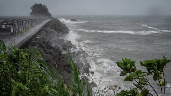 Тайфун Нанмадол обрушился на береговую линию в Японии