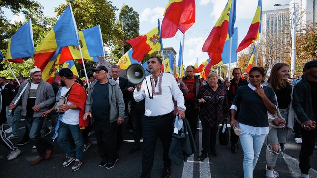 Участники акции протеста оппозиции перед зданием администрации президента Молдавии в Кишиневе