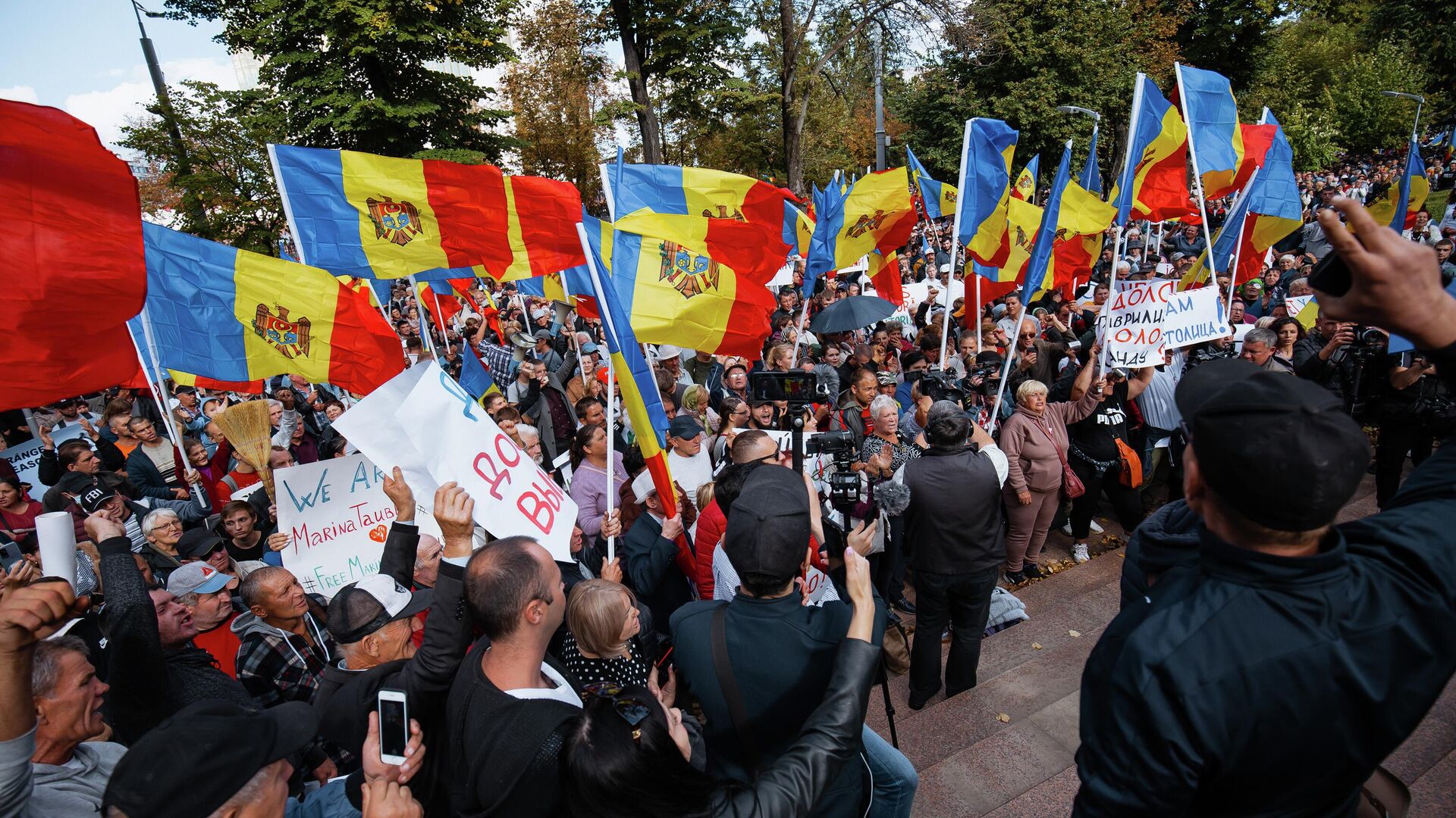 Участники акции протеста оппозиции перед зданием администрации президента Молдавии в Кишиневе - РИА Новости, 1920, 20.09.2022