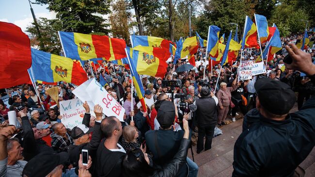 Участники акции протеста оппозиции перед зданием администрации президента Молдавии в Кишиневе