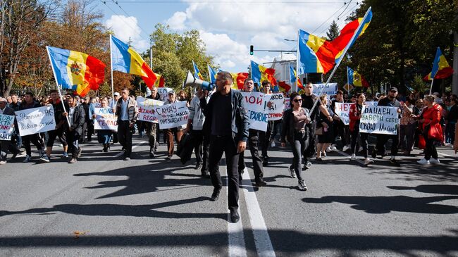 Участники акции протеста оппозиции в Кишиневе