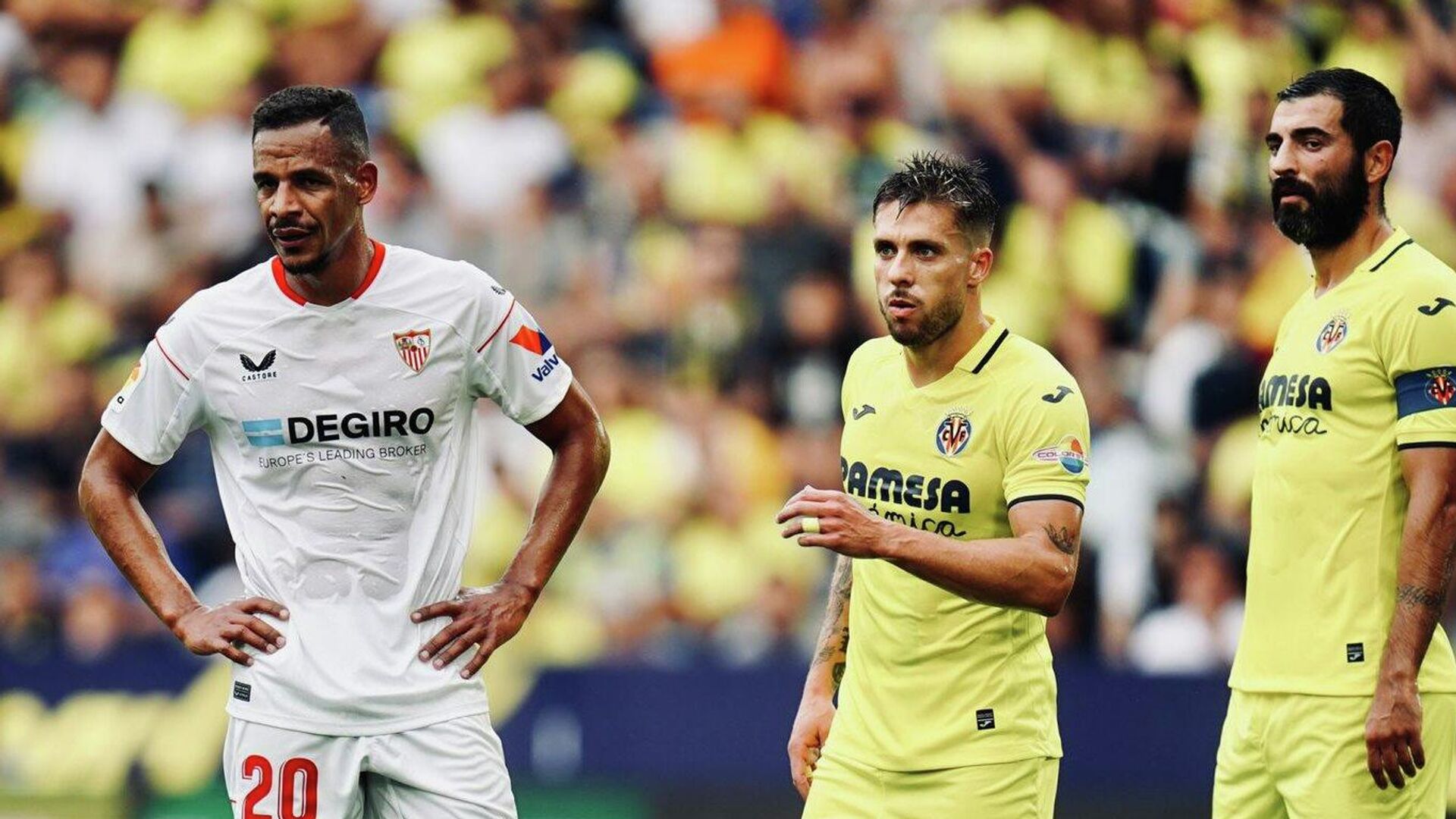 Полузащитник Севильи Фернандо (слева) в матче Примеры с Вильярреалом - РИА Новости, 1920, 20.10.2022