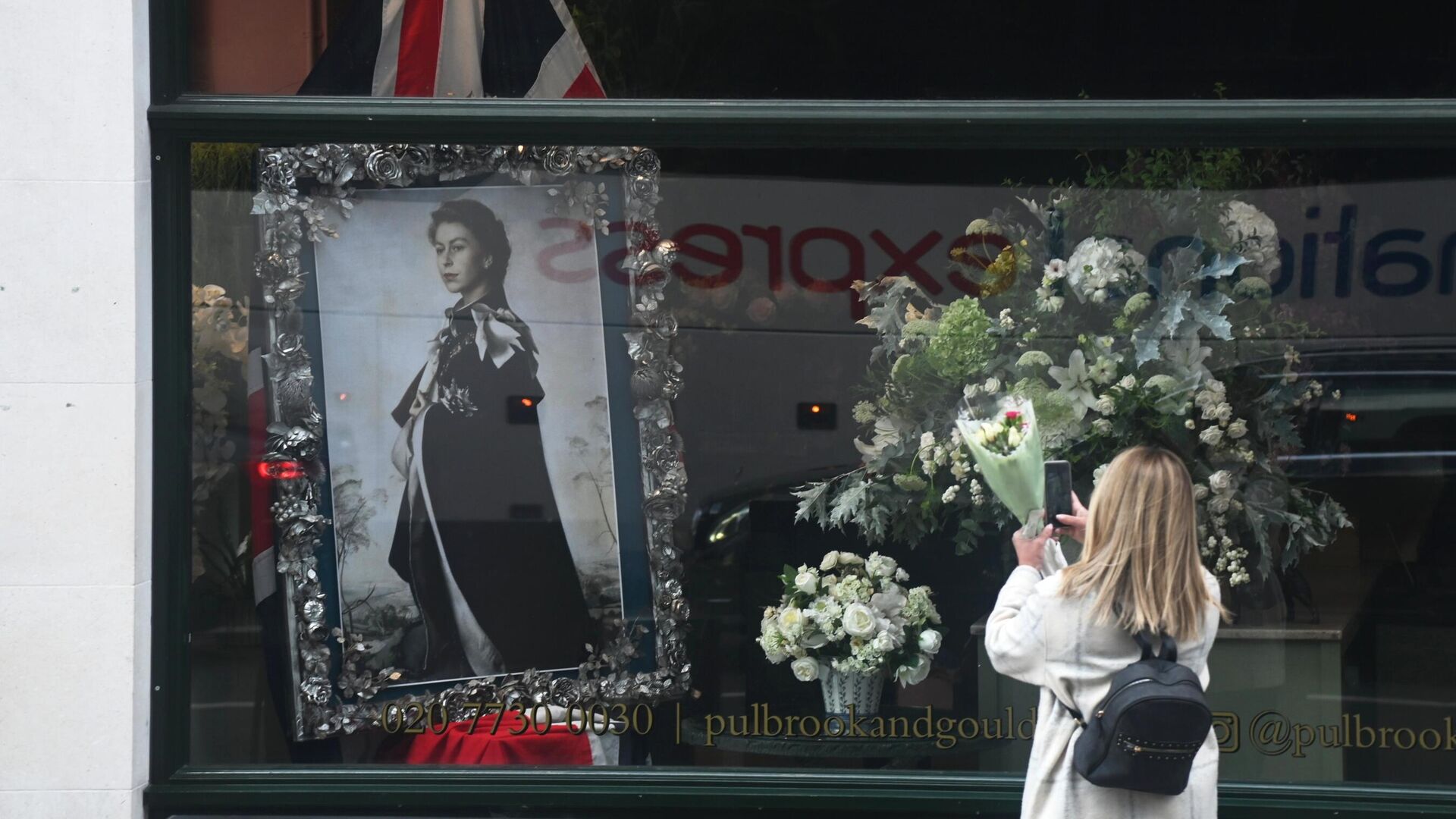 Портрет королевы Великобритании Елизаветы II в Лондоне, где в Вестминстерском дворце проходит с ней прощание - РИА Новости, 1920, 19.09.2022