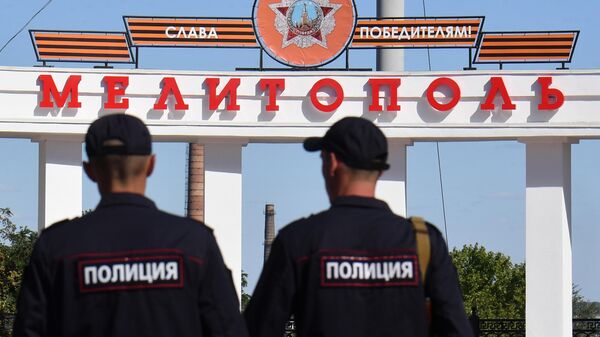 Сотрудники полиции патрулируют площадь Победы в Мелитополе