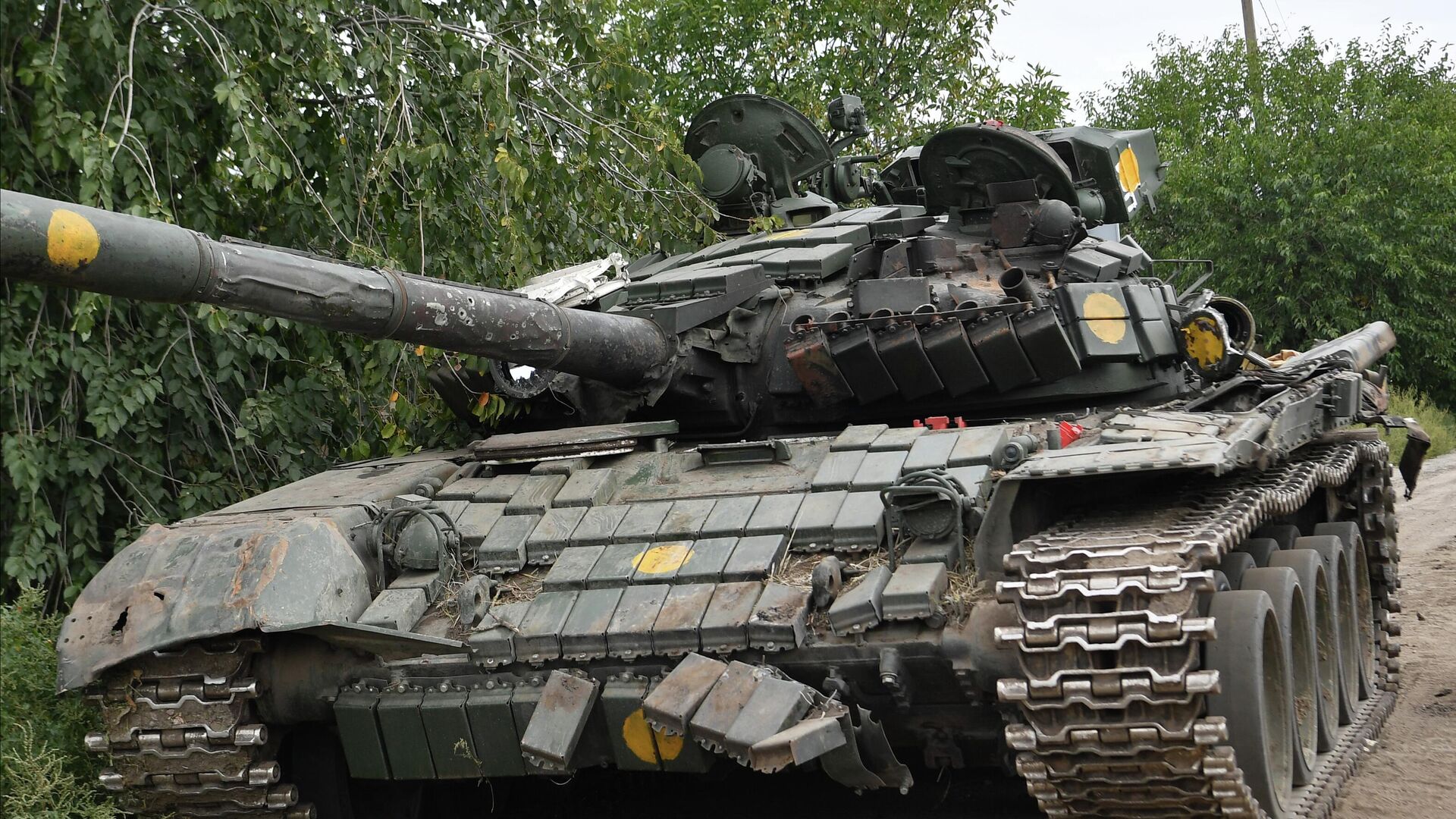 Советский танк Т-72, который стоял на вооружении в Польше и был передан ВСУ, подбили вооруженные силы РФ во время неудачного контрнаступления ВСУ - РИА Новости, 1920, 25.09.2022