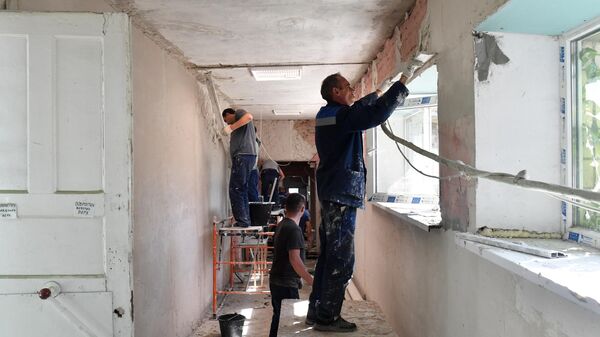 Рабочие российских госпредприятий Мосводосток и СтройКом проводят восстановительные работы в донецкой школе №5, пострадавшей после обстрелов
