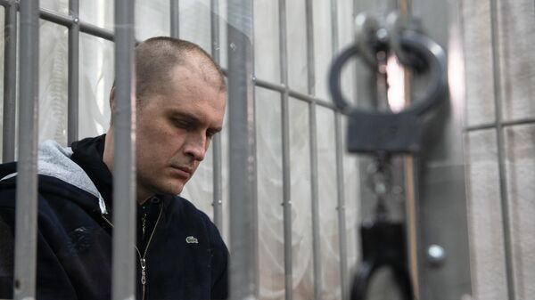 Бывший ассистент безопасности Стахановской передовой патрульной базы миссии Дмитрий Шабанов, обвиняемый в государственной измене, в зале суда в Луганске