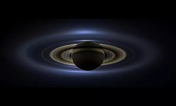 Сатурн, запечатленный аппаратом Кассини с затененной стороны (2013 г.)