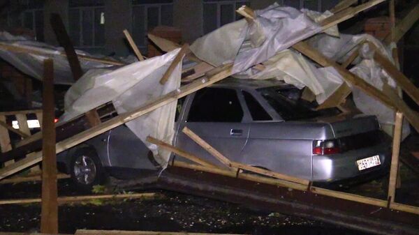 Автомобиль, пострадавший в результате сильного урагана в Курской области