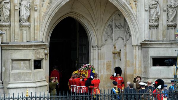 Гроб с Елизаветой II переносят в Вестминстерское аббатство. 19 сентября 2022