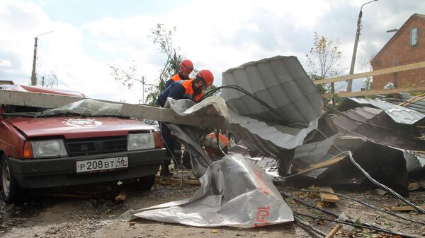 Сотрудники МЧС РФ устраняют последствия урагана в Курской области