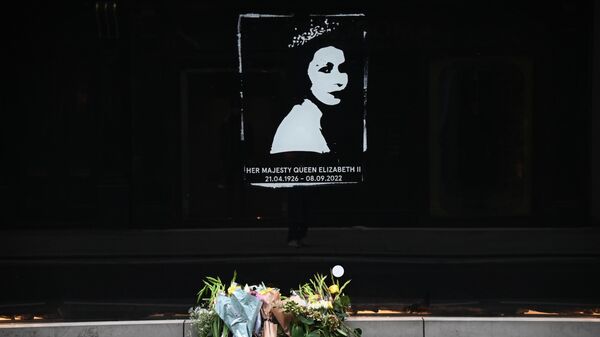 Портрет королевы Великобритании Елизаветы II на улице в Лондоне в день ее похорон